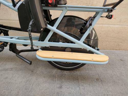 De foto`s van elektro tandem fiets / familie cargo e-bike